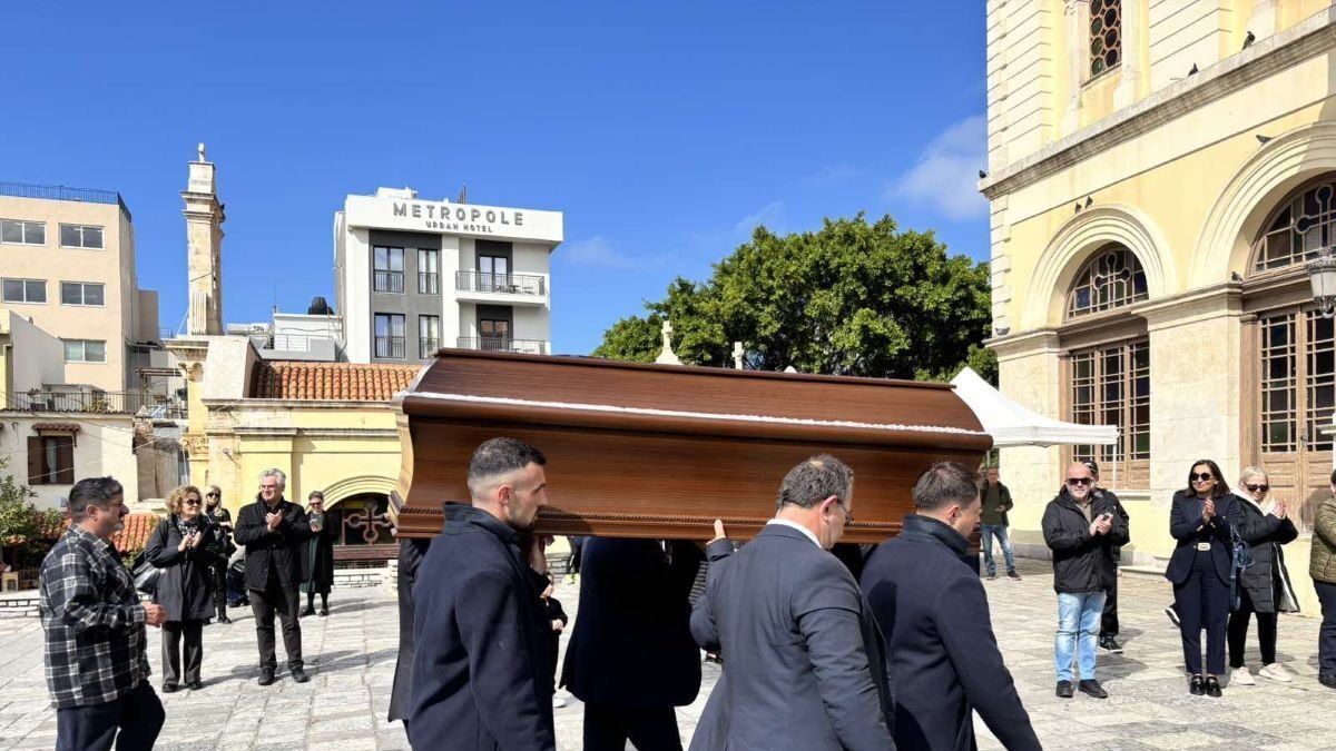 Η κηδεία του Μανώλη Λιδάκη στο Ηράκλειο