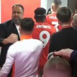 Ο Βαγγέλης Μαρινάκης στα αποδυτήρια της Νότιγχαμ Φόρεστ