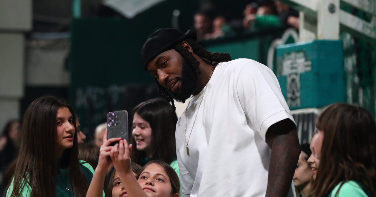 Matthias Lesor sang with Panathinaikos fans in a women’s basketball team match