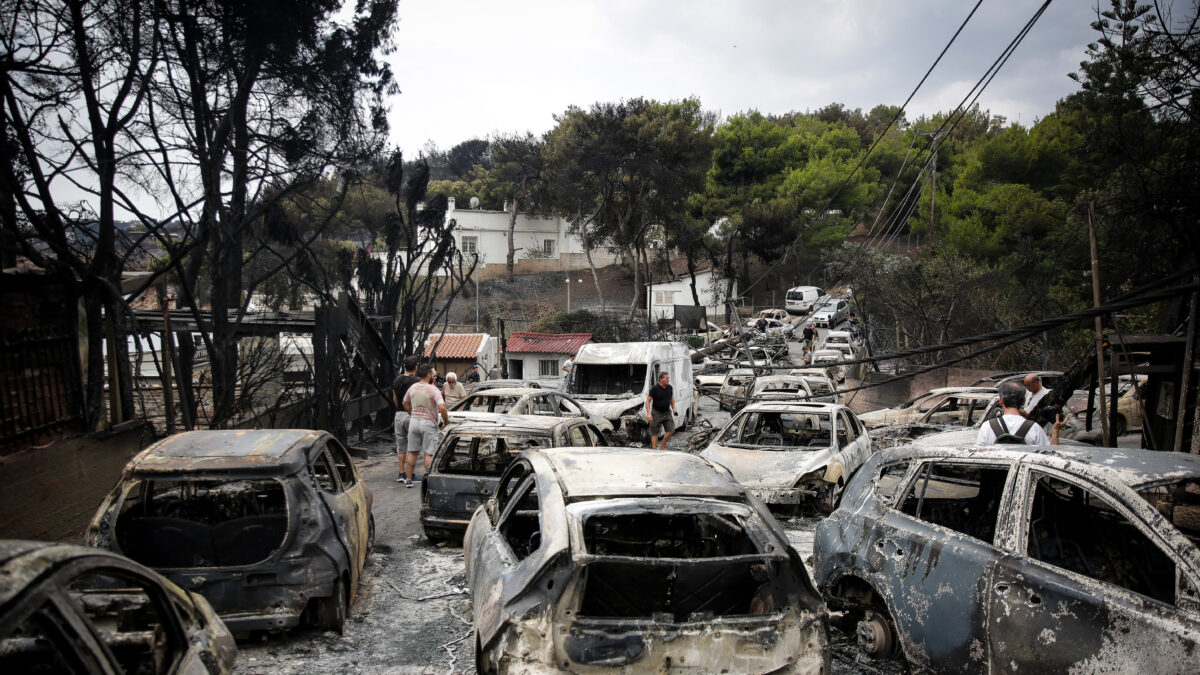 Καμένα αυτοκίνητα από τη φωτιά στο Μάτι