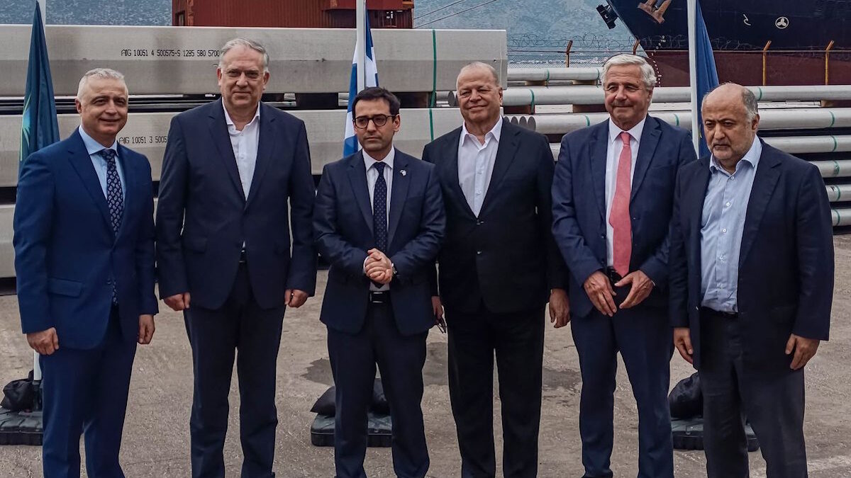 Ο Υπουργός Ανάπτυξης, Τάκης Θεοδωρικάκος με τον Εκτελεστικό Αντιπρόεδρο της Ευρωπαϊκής Επιτροπής, Στεφάν Σεζουρνέ, τον Πρόεδρο της Metlen, Ευάγγελο Μυτιληναίο, τον Υφυπουργό Ανάπτυξης αρμόδιο για θέματα Βιομηχανίας, Λάζαρο Τσαβδαρίδη, τον Ευρωβουλευτή της ΝΔ, Δημήτρης Τσιόδρα και την Γενική Γραμματέα Ιδιωτικών Επενδύσεων, Στελλίνα Σιαράπη