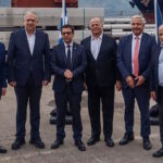 Ο Υπουργός Ανάπτυξης, Τάκης Θεοδωρικάκος με τον Εκτελεστικό Αντιπρόεδρο της Ευρωπαϊκής Επιτροπής, Στεφάν Σεζουρνέ, τον Πρόεδρο της Metlen, Ευάγγελο Μυτιληναίο, τον Υφυπουργό Ανάπτυξης αρμόδιο για θέματα Βιομηχανίας, Λάζαρο Τσαβδαρίδη, τον Ευρωβουλευτή της ΝΔ, Δημήτρης Τσιόδρα και την Γενική Γραμματέα Ιδιωτικών Επενδύσεων, Στελλίνα Σιαράπη