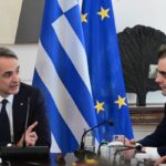 Ο Κυριάκος Μητσοτάκης με τον Κυριάκο Πιερρακάκη στο υπουργικό συμβούλιο