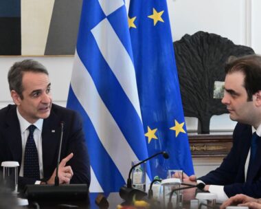 Ο Κυριάκος Μητσοτάκης με τον Κυριάκο Πιερρακάκη στο υπουργικό συμβούλιο