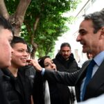 Ο Κυριάκος Μητσοτάκης συνομιλεί με δύο έφηβους έξω από το υπουργείο Οικονομικών