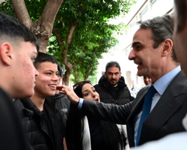 Ο Κυριάκος Μητσοτάκης συνομιλεί με δύο έφηβους έξω από το υπουργείο Οικονομικών