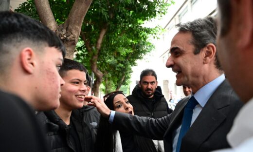 Ο Κυριάκος Μητσοτάκης συνομιλεί με δύο έφηβους έξω από το υπουργείο Οικονομικών