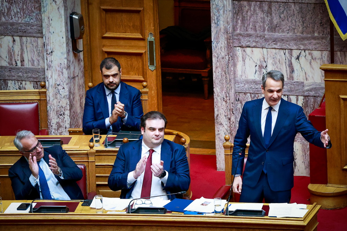 Ο Μάκης Βορίδης, ο Κυριάκος Πιερρακάκης και ο Κυριάκος Μητσοτάκης στη Βουλή