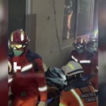 Στιγμιότυπο από την διάσωση της ηλικιωμένης στη Μιανμάρ
