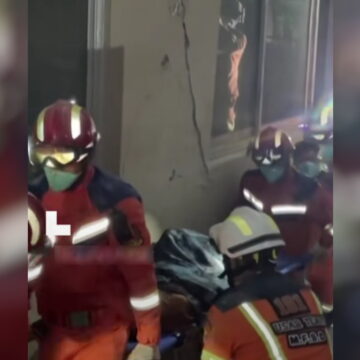 Στιγμιότυπο από την διάσωση της ηλικιωμένης στη Μιανμάρ