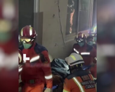 Στιγμιότυπο από την διάσωση της ηλικιωμένης στη Μιανμάρ