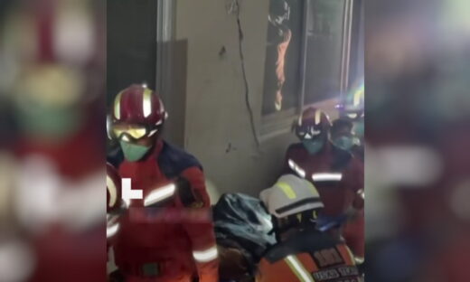 Στιγμιότυπο από την διάσωση της ηλικιωμένης στη Μιανμάρ