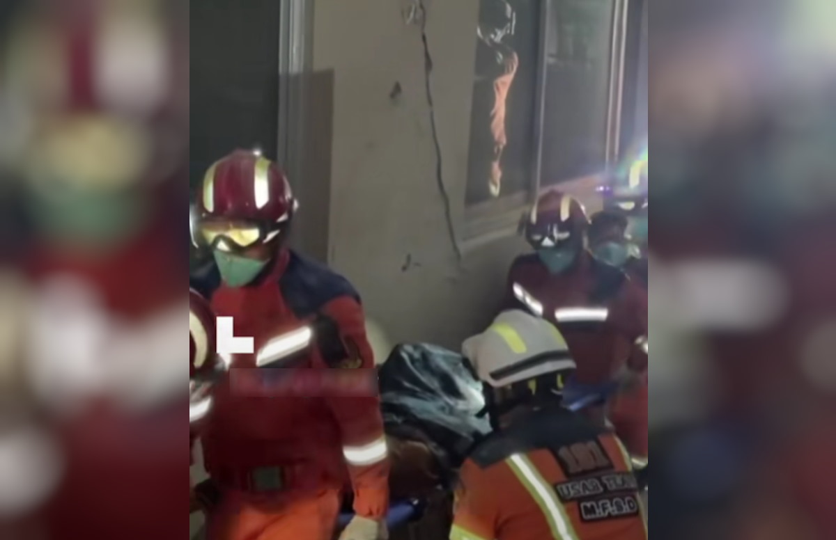 Στιγμιότυπο από την διάσωση της ηλικιωμένης στη Μιανμάρ