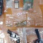 Τα όπλα και οι ποσότητες ναρκωτικών που βρήκαν και κατέσχεσαν οι αρχές