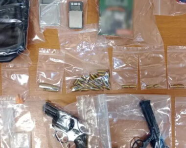 Τα όπλα και οι ποσότητες ναρκωτικών που βρήκαν και κατέσχεσαν οι αρχές