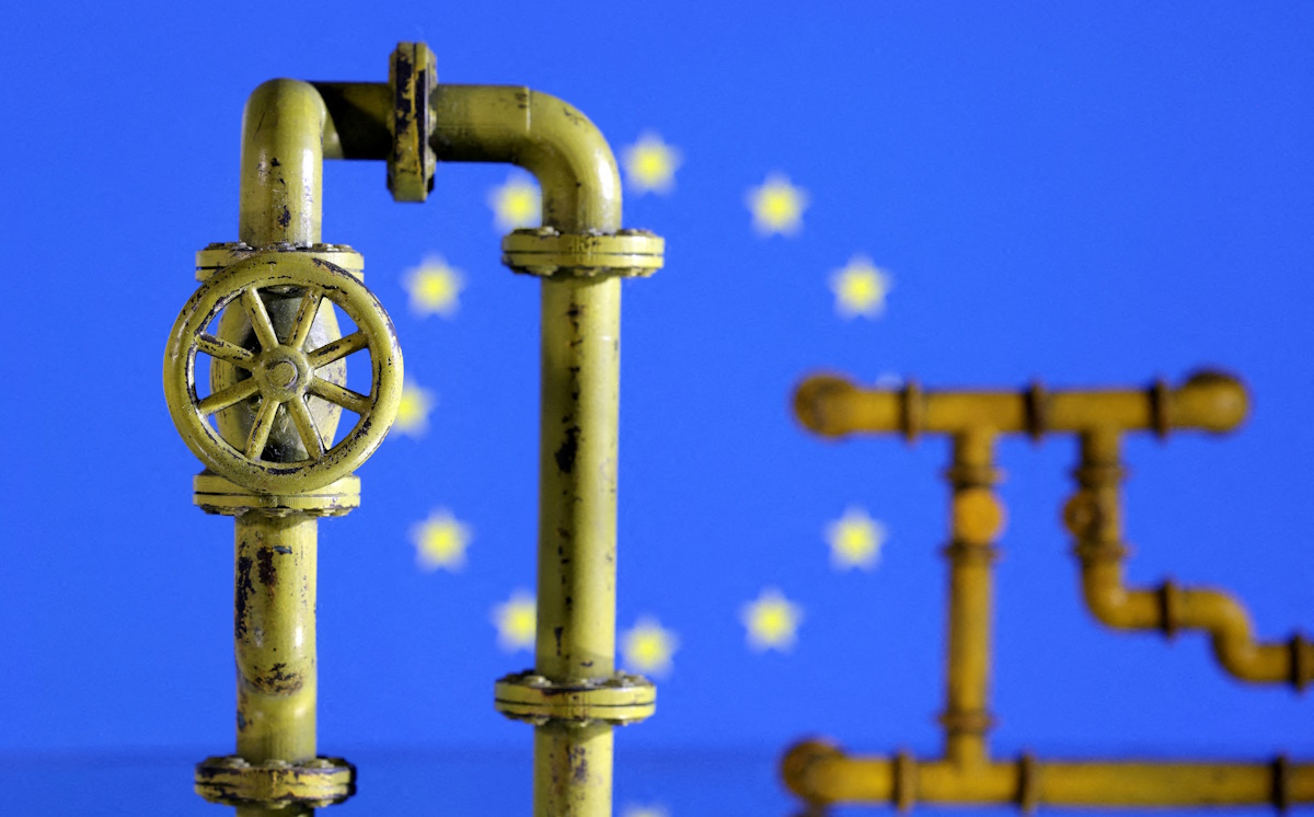 Model of natural gas pipeline and EU flag