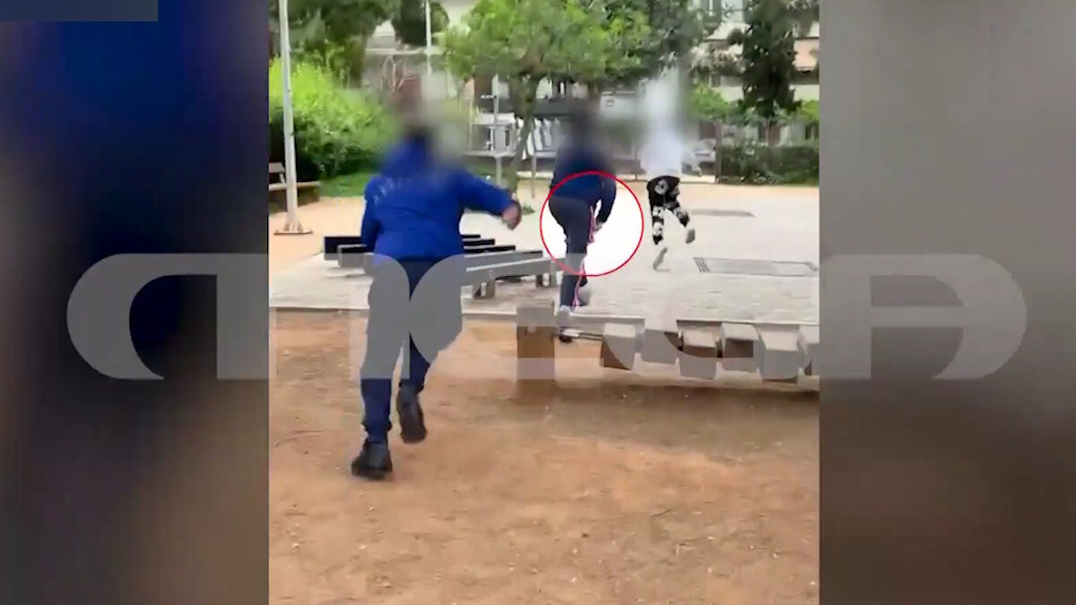 Η στιγμή που οι ανήλικοι τρέχουν μετά από ληστεία που διέπραξαν στη Νέα Σμύρνη