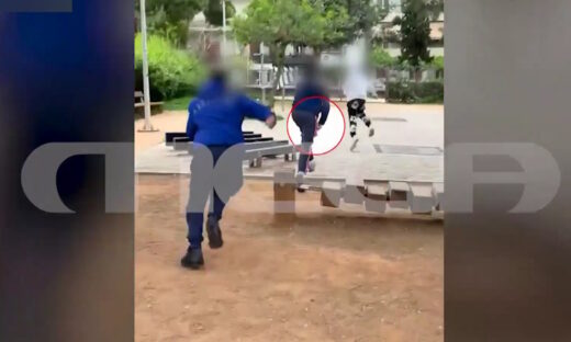Η στιγμή που οι ανήλικοι τρέχουν μετά από ληστεία που διέπραξαν στη Νέα Σμύρνη