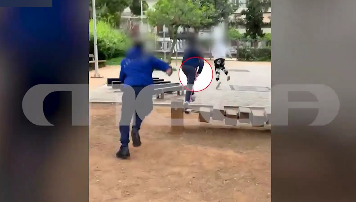 Η στιγμή που οι ανήλικοι τρέχουν μετά από ληστεία που διέπραξαν στη Νέα Σμύρνη