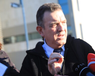 Ο βουλευτής της Νίκης, Νίκος Παπαδόπουλος μιλάει στους δημοσιογράφους έξω από την Εθνική Πινακοθήκη