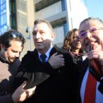 Ο βουλευτής Νίκος Παπαδόπουλος με τον δικηγόρο του Παύλο Σαράκη μετά την επίθεση στην Εθνική Πινακοθήκη