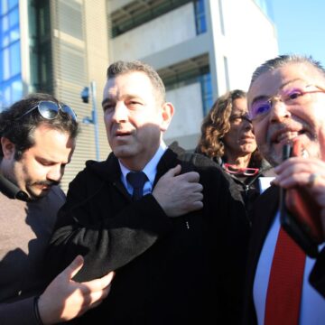 Ο βουλευτής Νίκος Παπαδόπουλος με τον δικηγόρο του Παύλο Σαράκη μετά την επίθεση στην Εθνική Πινακοθήκη