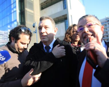 Ο βουλευτής Νίκος Παπαδόπουλος με τον δικηγόρο του Παύλο Σαράκη μετά την επίθεση στην Εθνική Πινακοθήκη