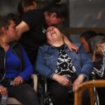 Συγγενείς των θυμάτων κλαίνε έξω από το νοσοκομείο
