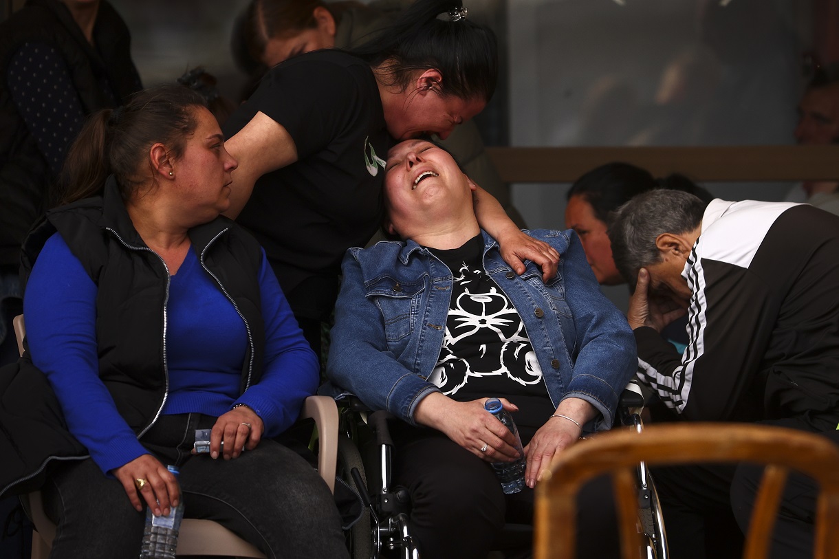 Συγγενείς των θυμάτων κλαίνε έξω από το νοσοκομείο