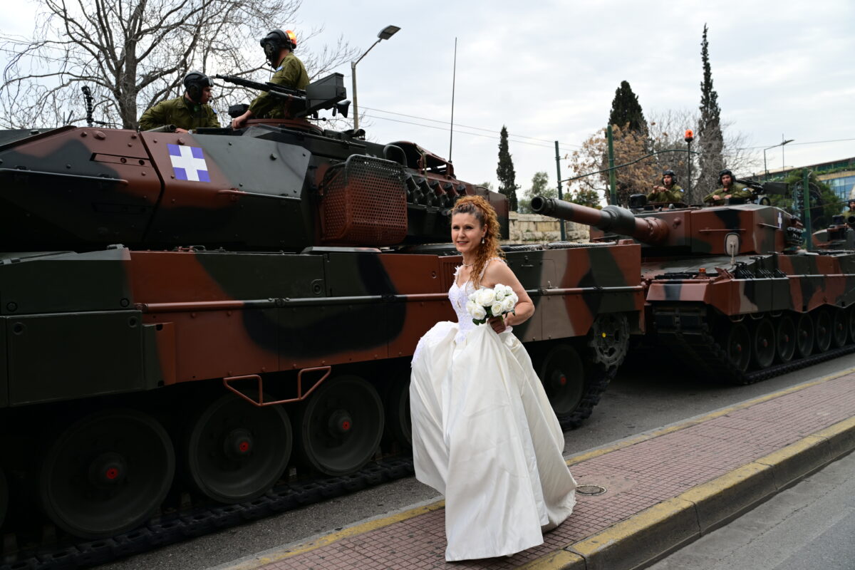 Νύφη στο κέντρο της Αθήνας πριν την παρέλαση