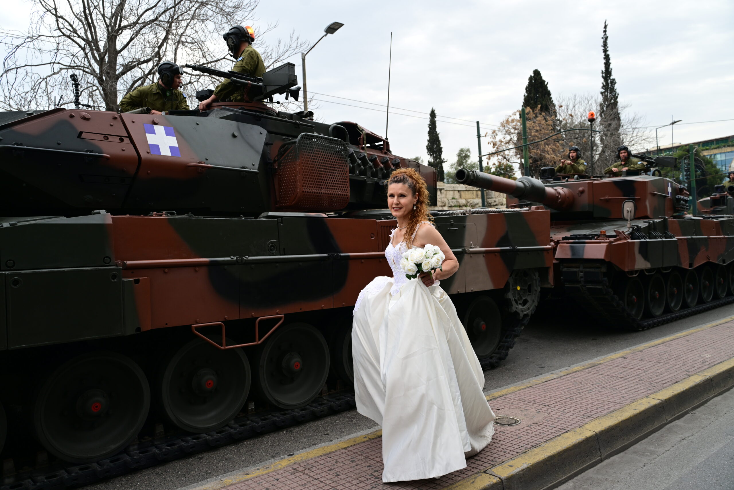 Νύφη στο κέντρο της Αθήνας πριν την παρέλαση