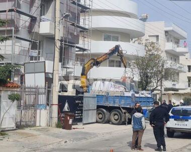 Η οικοδομή που έγινε το δυστύχημα στη Βούλα