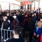 Oι φίλοι του Ολυμπιακού στην ουρά για την αγορά της επετειακής φανέλας