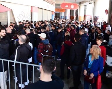 Oι φίλοι του Ολυμπιακού στην ουρά για την αγορά της επετειακής φανέλας