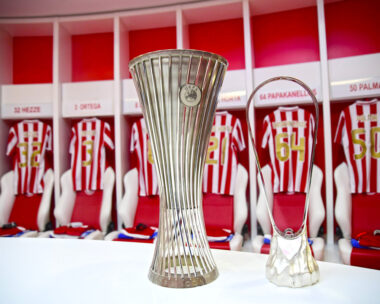 Tα τρόπαια του Conference League και Youth League στα αποδυτήρια του «Καραϊσκάκης»
