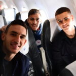 Χαμογελαστοί οι νεαροί Νικόλας Μπότης, Χρήστος Μουζακίτης και Μπάμπης Κωστόυλας κατά την αναχώρηση του Ολυμπιακού για Νορβηγία