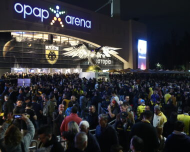 Κόσμος έξω από την OPAP Arena