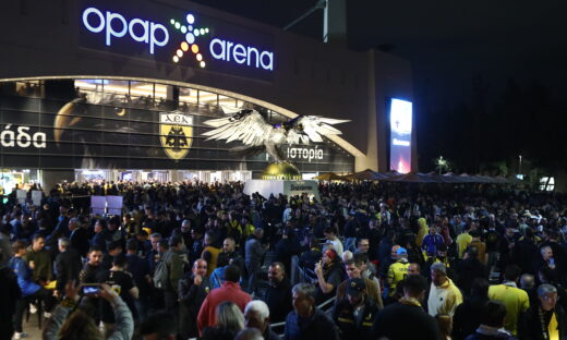 Κόσμος έξω από την OPAP Arena