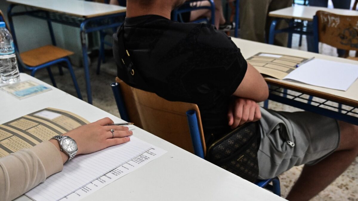 οι υποψήφιοι εξετάζονται σε μαθήματα για τις πανελλήνιες