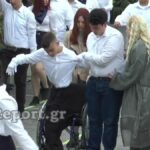 Η στιγμή που ο μαθητής αφήνει το αναπηρικό αμαξίδιο και παρελαύνει όρθιος