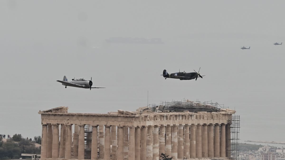 Ανακατασκευασμένα αεροσκάφη της Πολεμικής Αεροπορίας Harvard και Spitfire