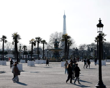 Γάλλοι περπατούν κοντά στον Πύργο του Άιφελ