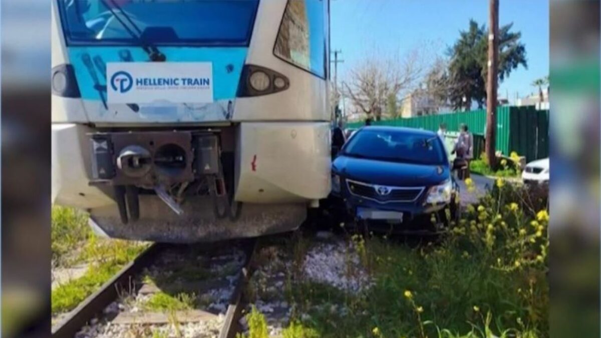 Τρένο παρέσυρε αυτοκίνητο που ήταν παρκαρισμένο πάνω στις γραμμές