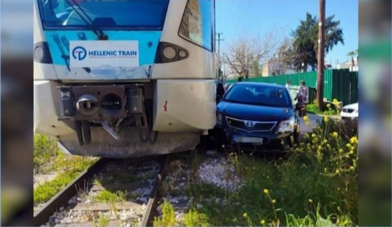 Τρένο παρέσυρε αυτοκίνητο που ήταν παρκαρισμένο πάνω στις γραμμές