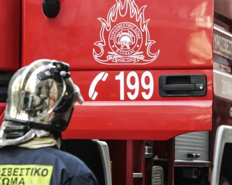 Φωτιά σε λυόμενο στην Εκάλη κοντά σε κατοικημένη περιοχή
