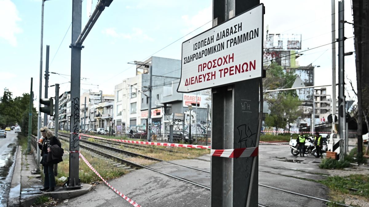 Διακοπή δρομολογίων στον προαστιακό από σύγκρουση ΙΧ σε προστατευτικές μπάρες /