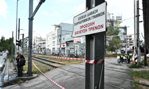 Διακοπή δρομολογίων στον προαστιακό από σύγκρουση ΙΧ σε προστατευτικές μπάρες /