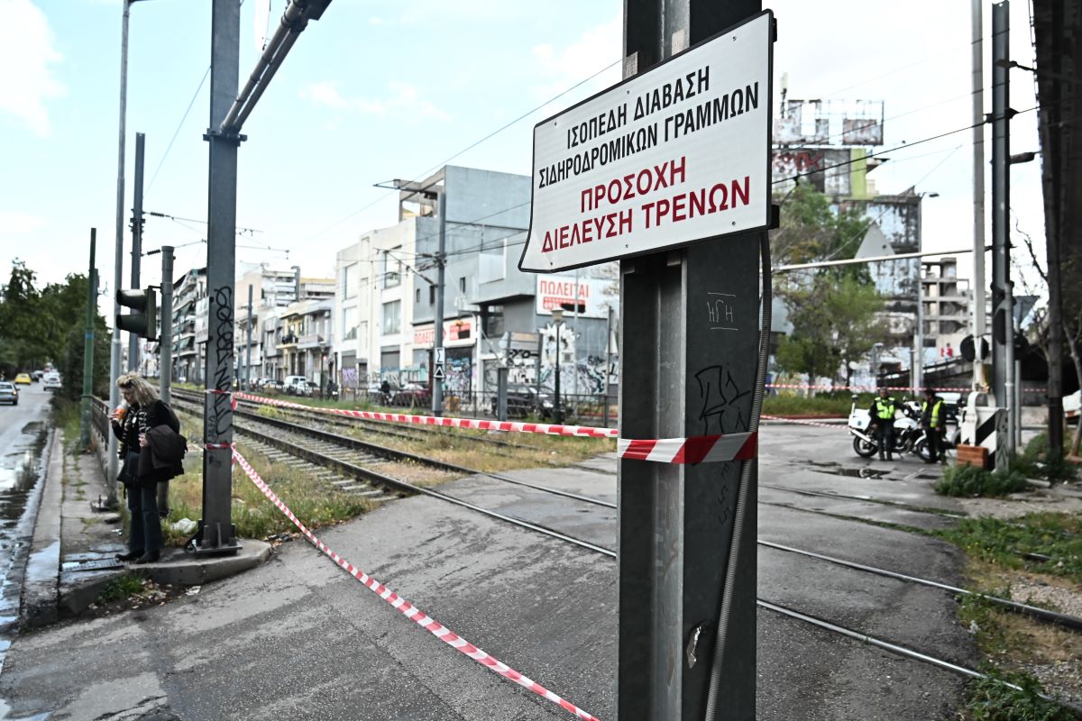 Διακοπή δρομολογίων στον προαστιακό από σύγκρουση ΙΧ σε προστατευτικές μπάρες /