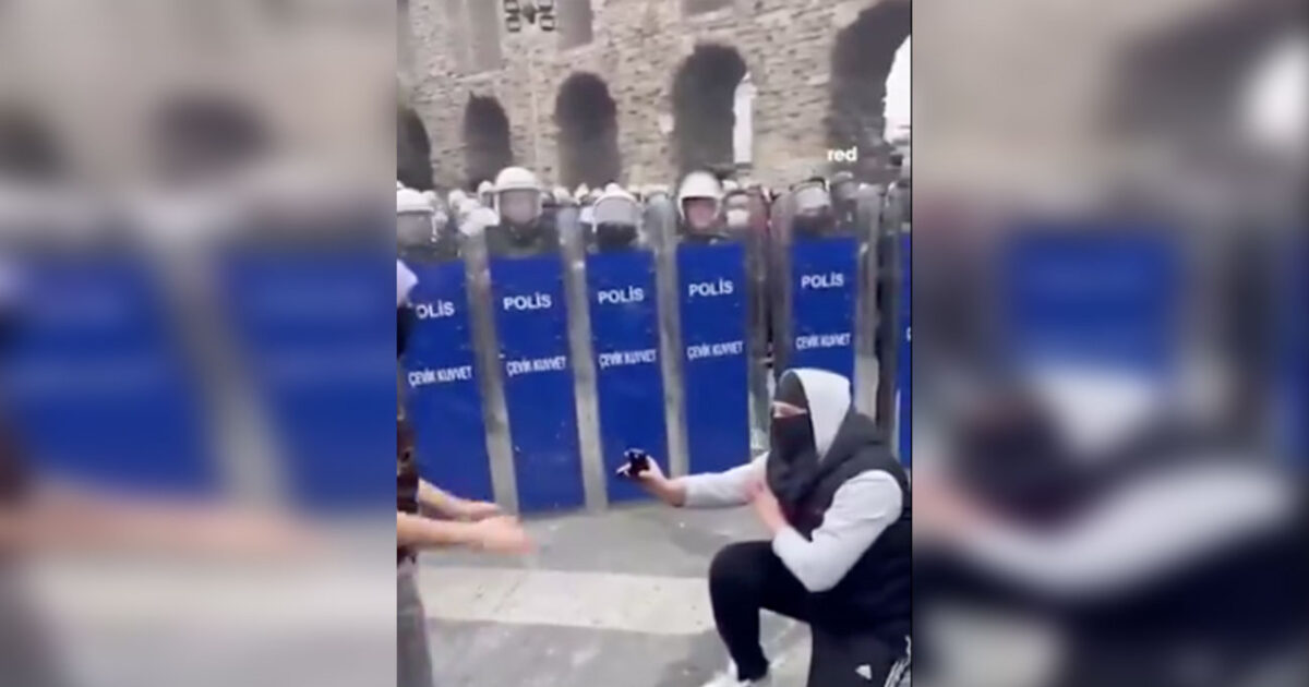 Constantinople: Proposal of marriage by a demonstrator in his beloved in the midst of episodes and in front of police shields
