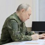 Ο Ρώσος πρόεδρος Βλαντίμιρ Πούτιν κατά την επίσκεψή του στο Κουρσκ
